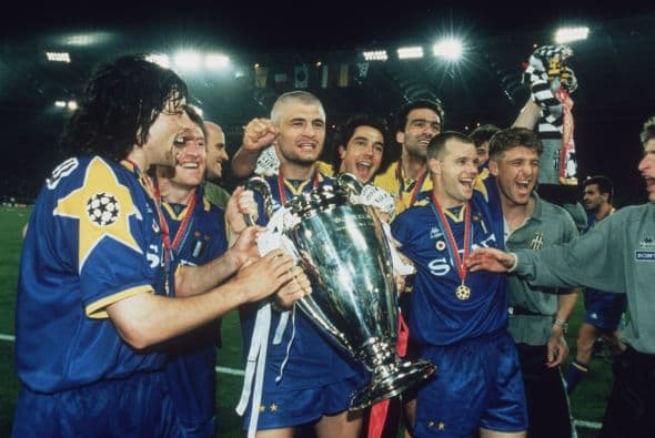 La Juventus volvió a levantar la 'Orejona' en 1996, ante el anteror monarca Ajax. Ravanelli y Litmanen marcaron en tiempo regular por cada bando, pero en los penaltis la 'Vecchia Signora' venció por 4-2.