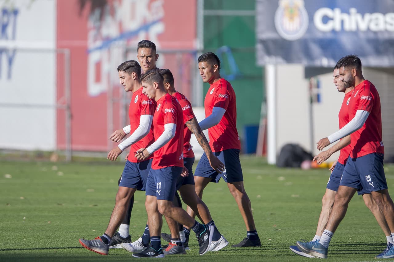 Chivas de Guadalajara mantiene su ritmo de entrenamiento tras la salida del paraguayo José Saturnino Cardozo de la dirección técnica, de la que quedó encargado Alberto Coyote de forma interina para pelear en el Clausura 2019 de la Liga MX.