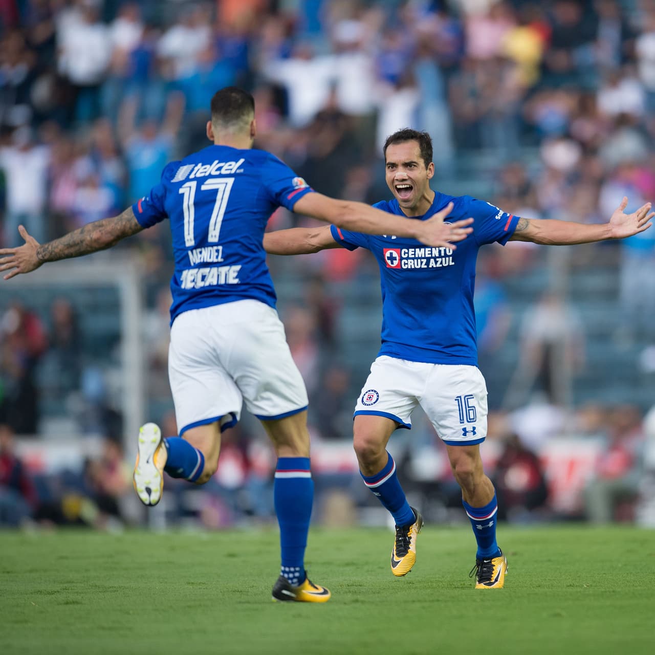 Un gol así se celebra en grande y más cuando lo logras ante el líder general de la competición. Un auténtico golazo.
