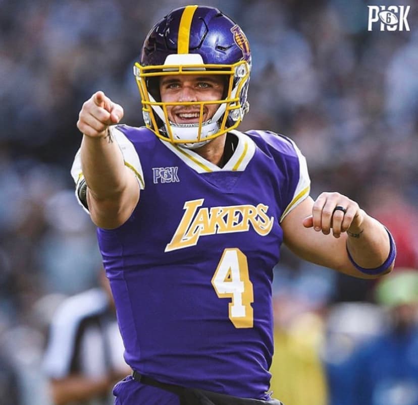 <b>Derek Carr</b>
<br>El veterano QB de Las Vegas Raiders tendría un estilo interesante, pero una combinación parecida a los Vikings de la NFL con los colores de L.A. Lakers.
