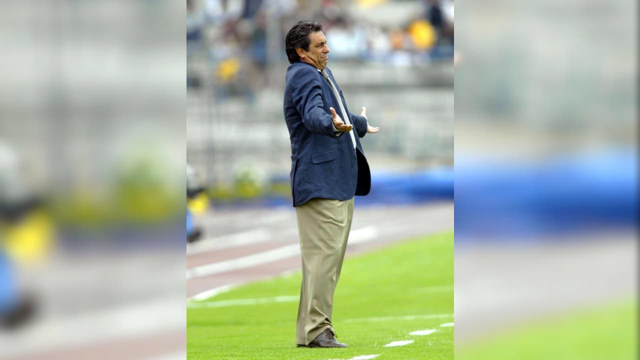 Dirigió a Veracruz en dos etapas: 1995-96 y 2004; en la primera llegó hasta semifinales.