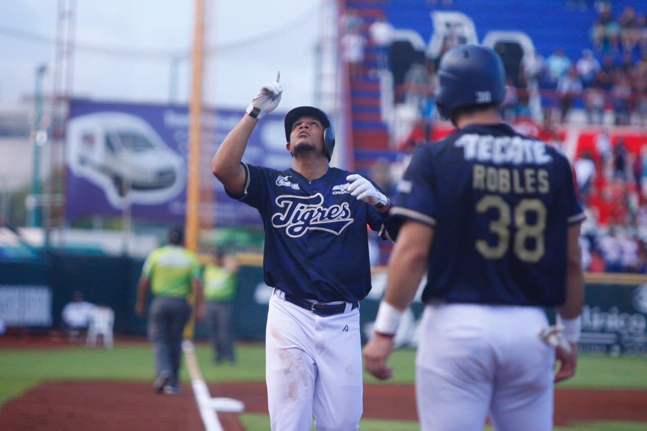 Los felinos hicieron lo que muy pocos pensaron y ganaron tres en fila para ahora tomar comando en la seria ante los escarlatas.