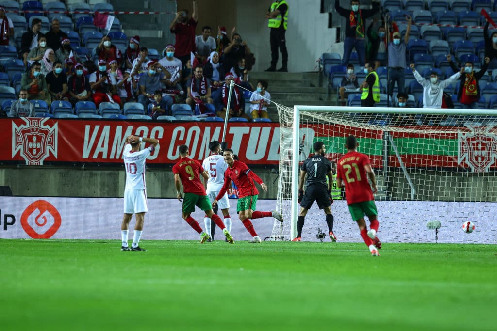 Cristiano Ronaldo anotó el primer gol y abrió la llave para que Portugal goleara 3-0 a Qatar.