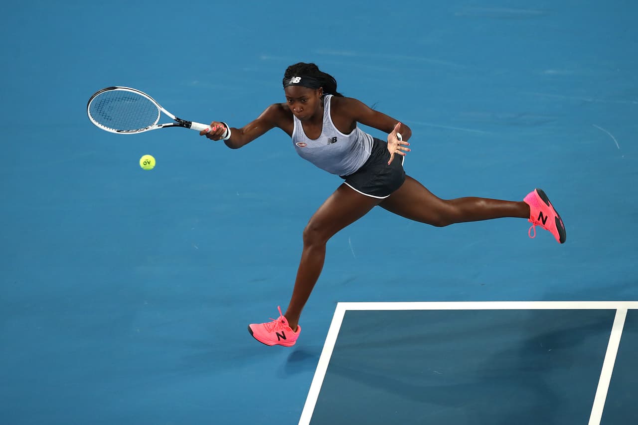 Coco Gauff se impulsa para alcanzar la pelota en su partido.