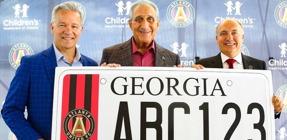 El gobernador Brian Kemp, Arthur Blank (propietario de Atlanta United FC) y Darren Eales, presidente del club campeón en 2018.