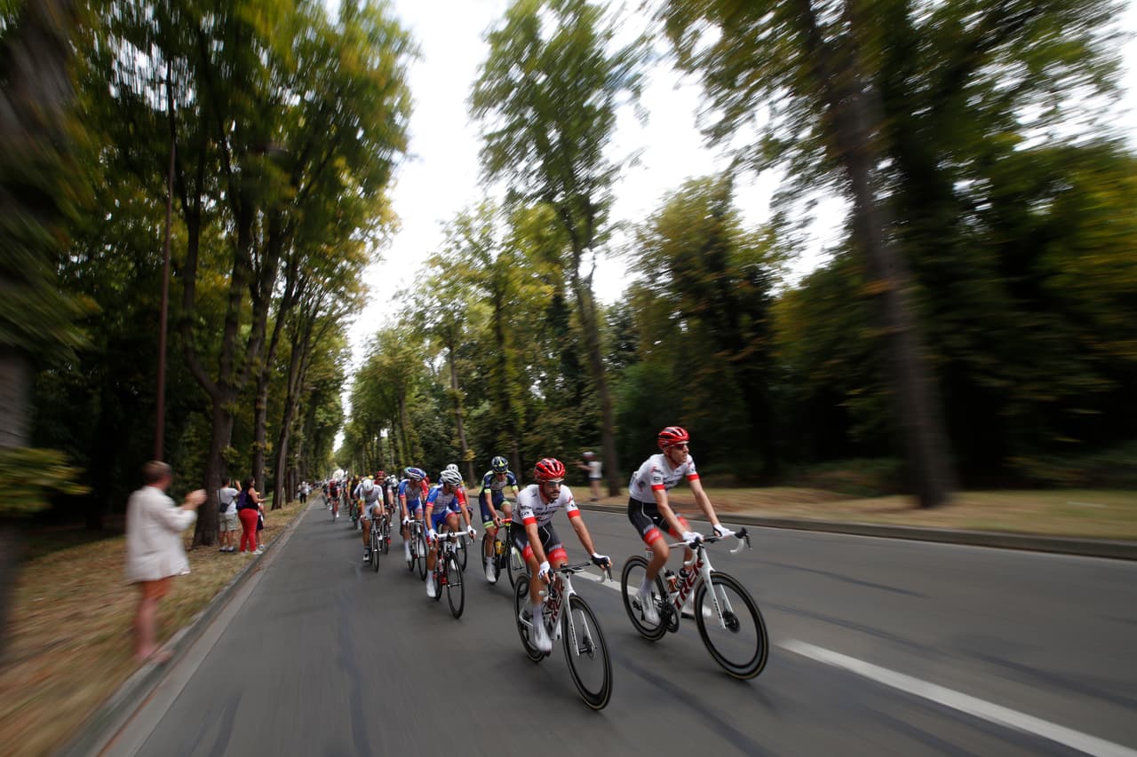 Un trayecto, antes de arribar a la capital francesa, repleto de caminos boscosos y una gran cantidad de público apilado a un costado de la carretera para ver pasar a sus ídolos.