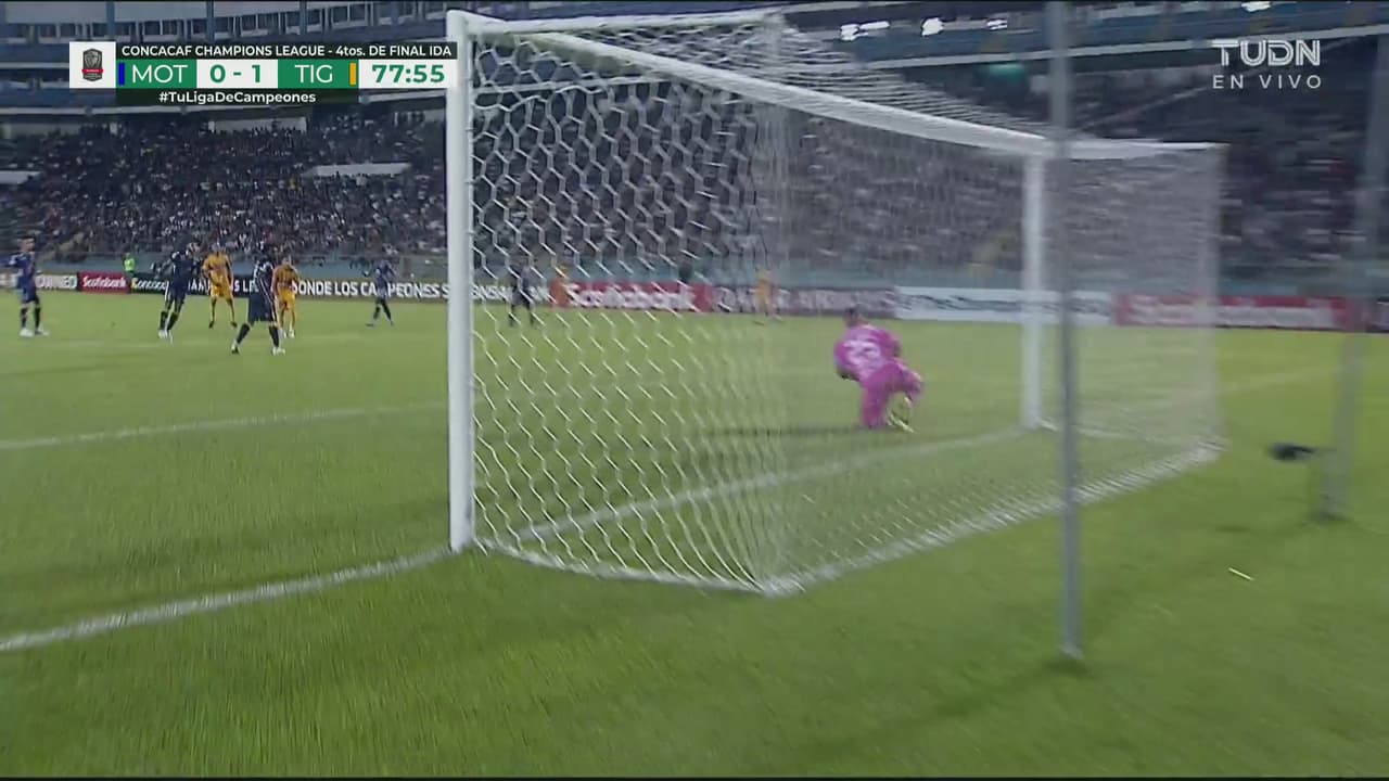 ¡Bien contenido! Pizarro intenta de larga distancia y Licona detiene