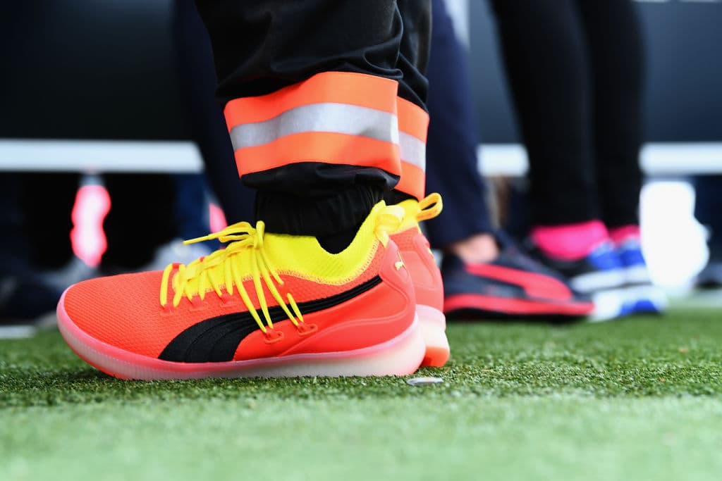 Los pequeños detalles dan muestra de la ansiedad de Hamilton previo a la carrera en la que un tercer lugar del alemán Sebastian Vettel también lo corona.