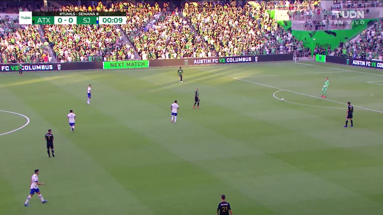 Arranca el partido y la pelota está en juego.