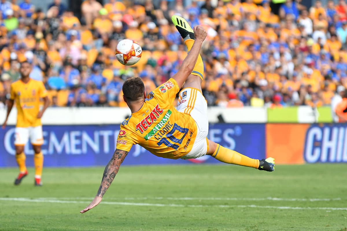 En el minuto 40 Gignac intentó anotar con una espectacular tijera, pero el balón llegó a las manos del arquero de Xolos.
