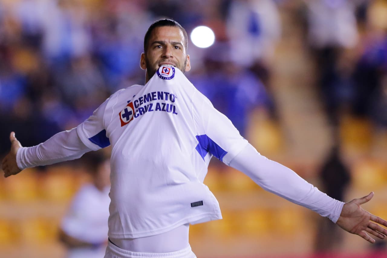 Con dos goles en la segunda mitad, el Cruz Azul recompone un mal inicio de partido y le da la vuelta a Alebrijes de Oaxaca para vencerlos a domicilio por 2-1 en la Copa MX.