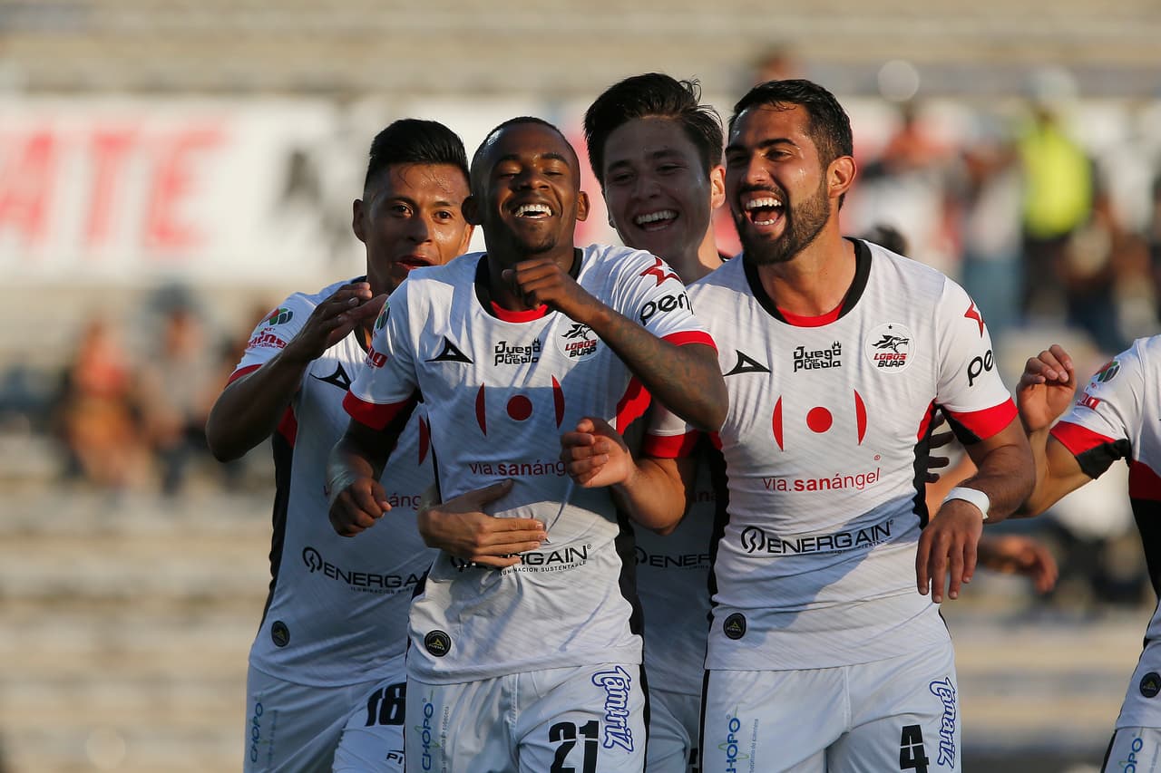 Ya en el minuto 66' el brasileño Yago César (centro) marcó dentro del área el 2-0 para Lobos BUAP.