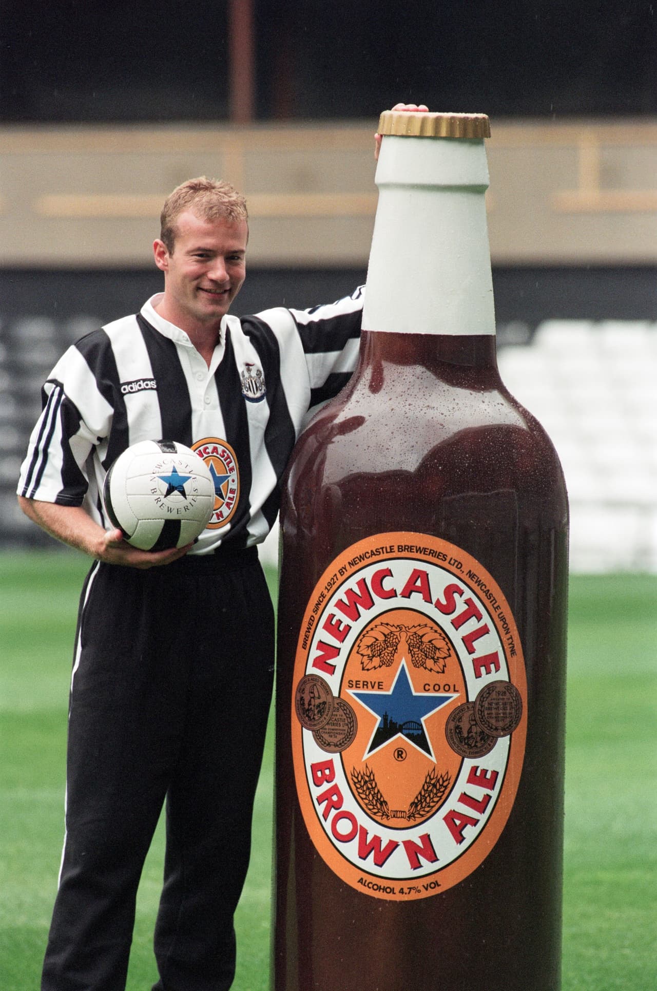 Alan Shearer signs for Newcastle United, 6th August 1996. (Photo by Bradley Ormesher/Mirrorpix/Getty Images)