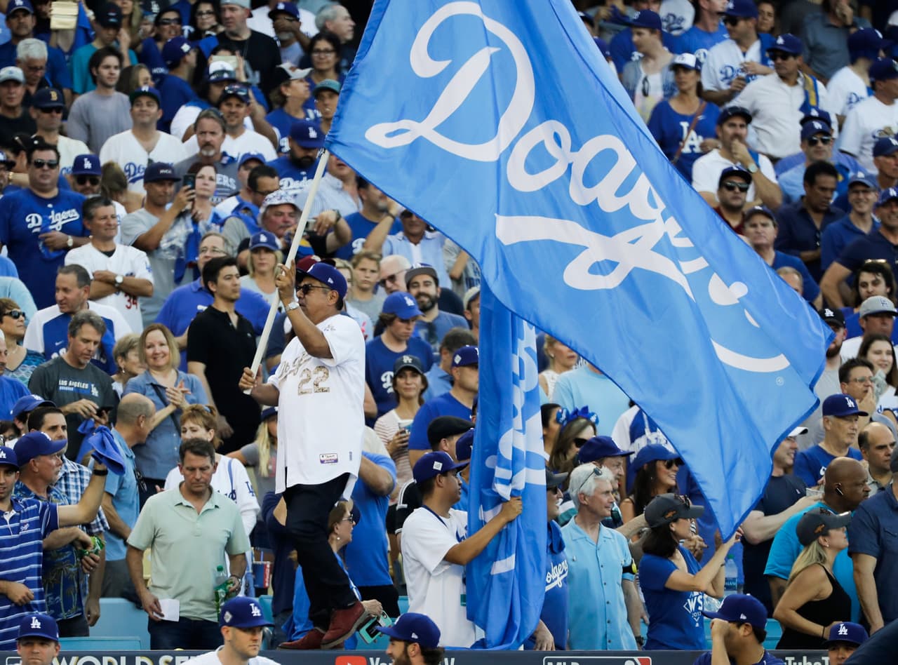 El comediante George López se unió a la fiesta en las tribunas.