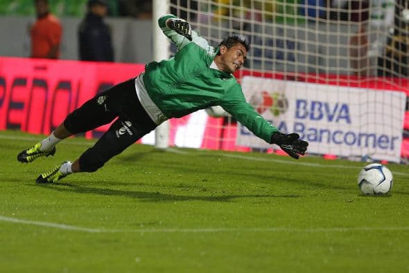 Tras el debut y buen torneo con el Atlas fue transferido al América en 1996 pero le costó hacerse de la titularidad.