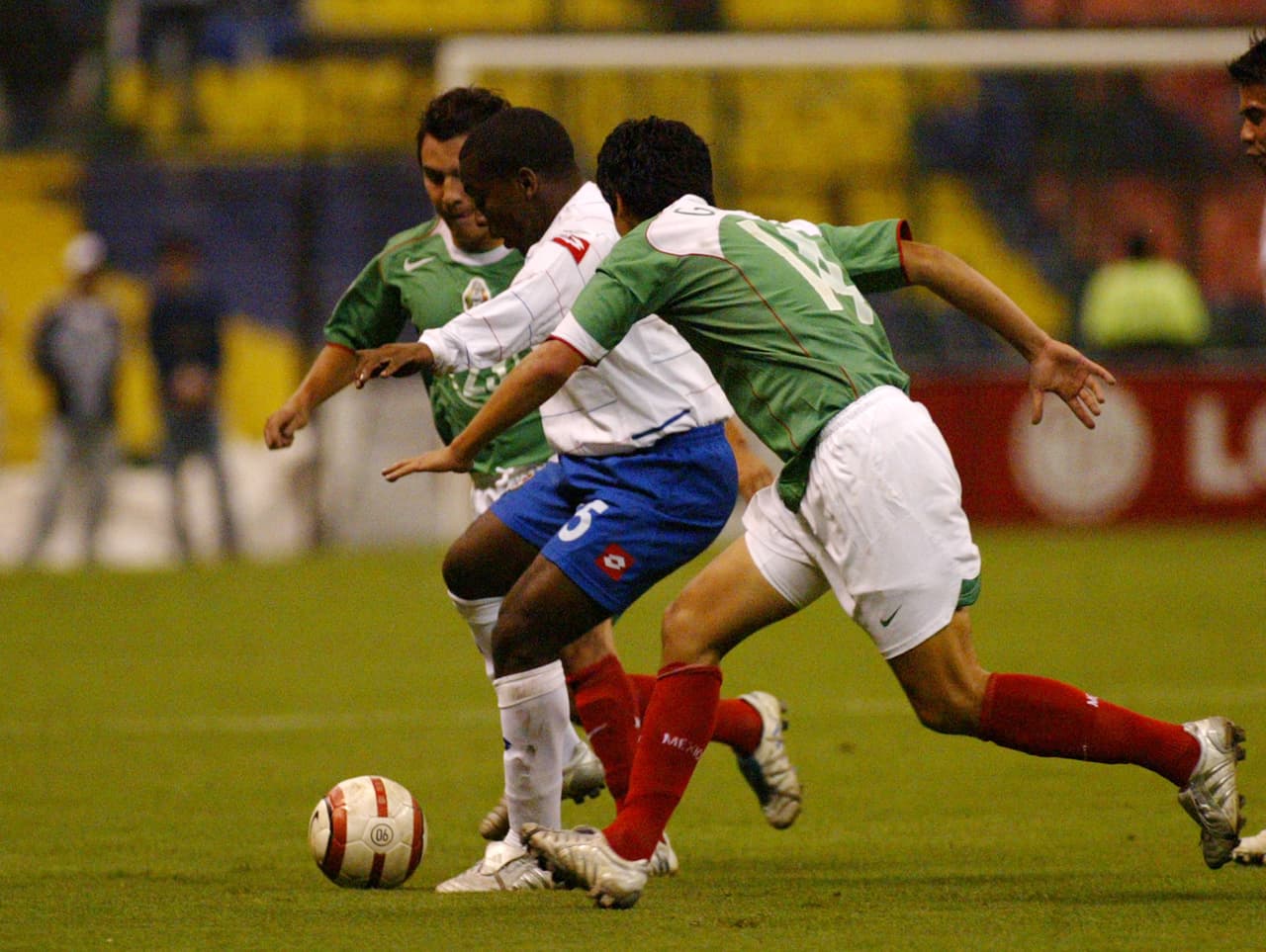 Panamá sufrió su primera visita al estadio Azteca contra México y se llevó para su país un 5-0 que sirvió para confirmar el cupo del 'Tri' en Alemania-2006 ese 7 de septiembre de 2005.