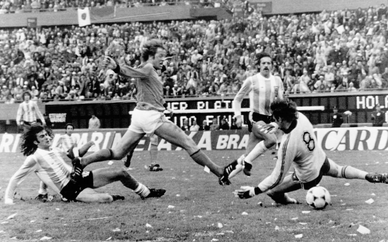 Mario Kempes abrió el marcador con este remate ante el portero Jan Jongbloed.