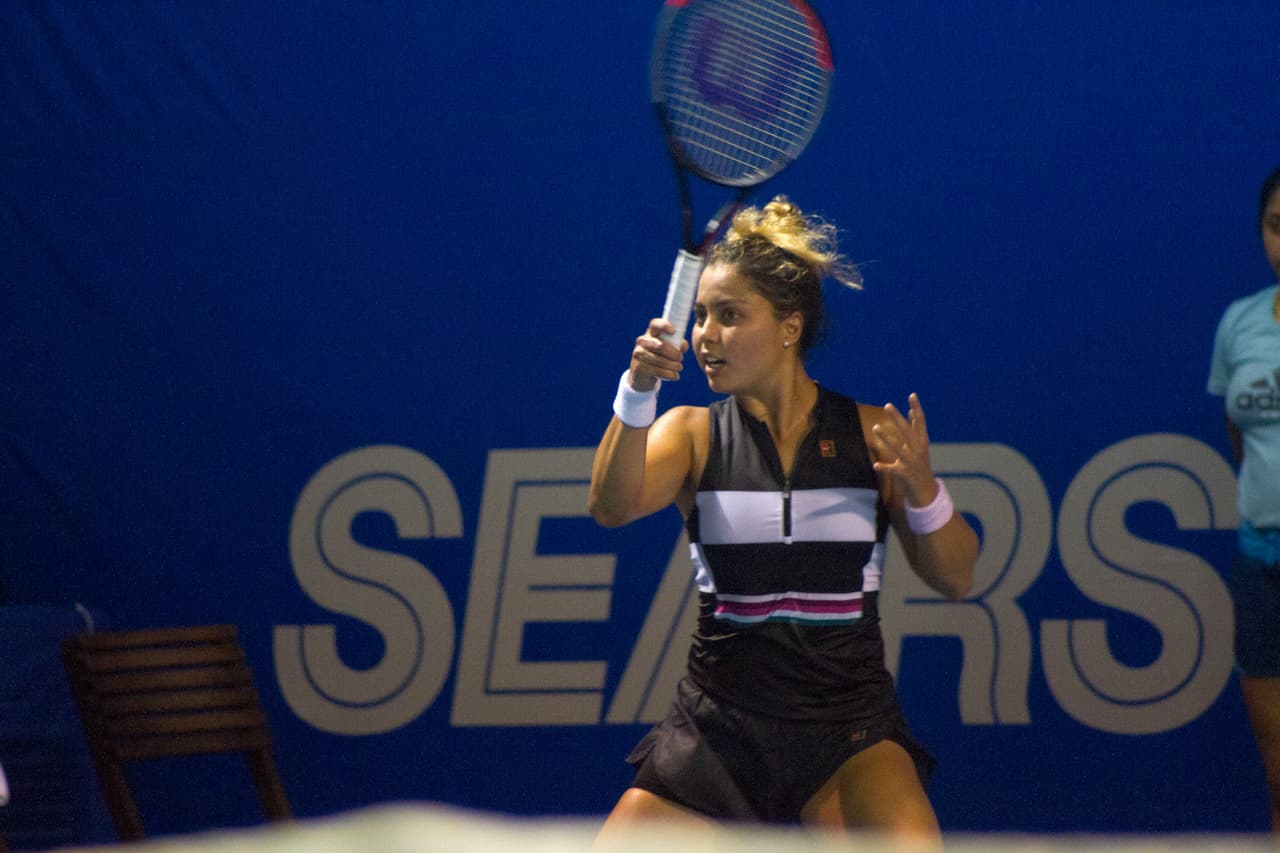 La mexicana Renata Zarazúa se llevó el primer set de su partido pero luego una lesión en la espalda la aminoró y le impidió jugar a tope, por lo que fue eiliminada.