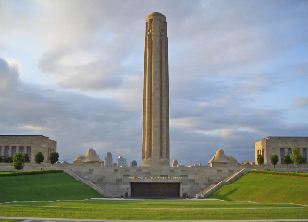 La última escala en el frenético viaje será Kansas City. Allí, de tener tiempo, los jugadores podrían visitar el Liberty Memorial, uno de los edificios emblemáticos donde se aloja el museo que recuerda la Primera Guerra Mundial.