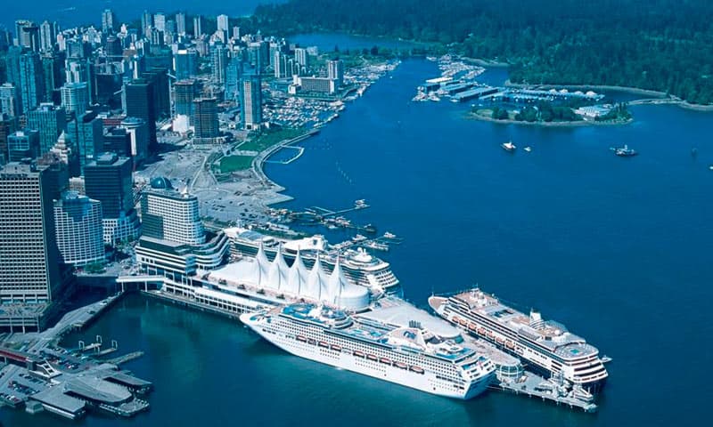 La puerta de Vancouver al Océano Pacífico se llama Canada Place, un lugar para disfrutar de inmejorables vistas de la ciudad y un símbolo del orgullo canadiense.