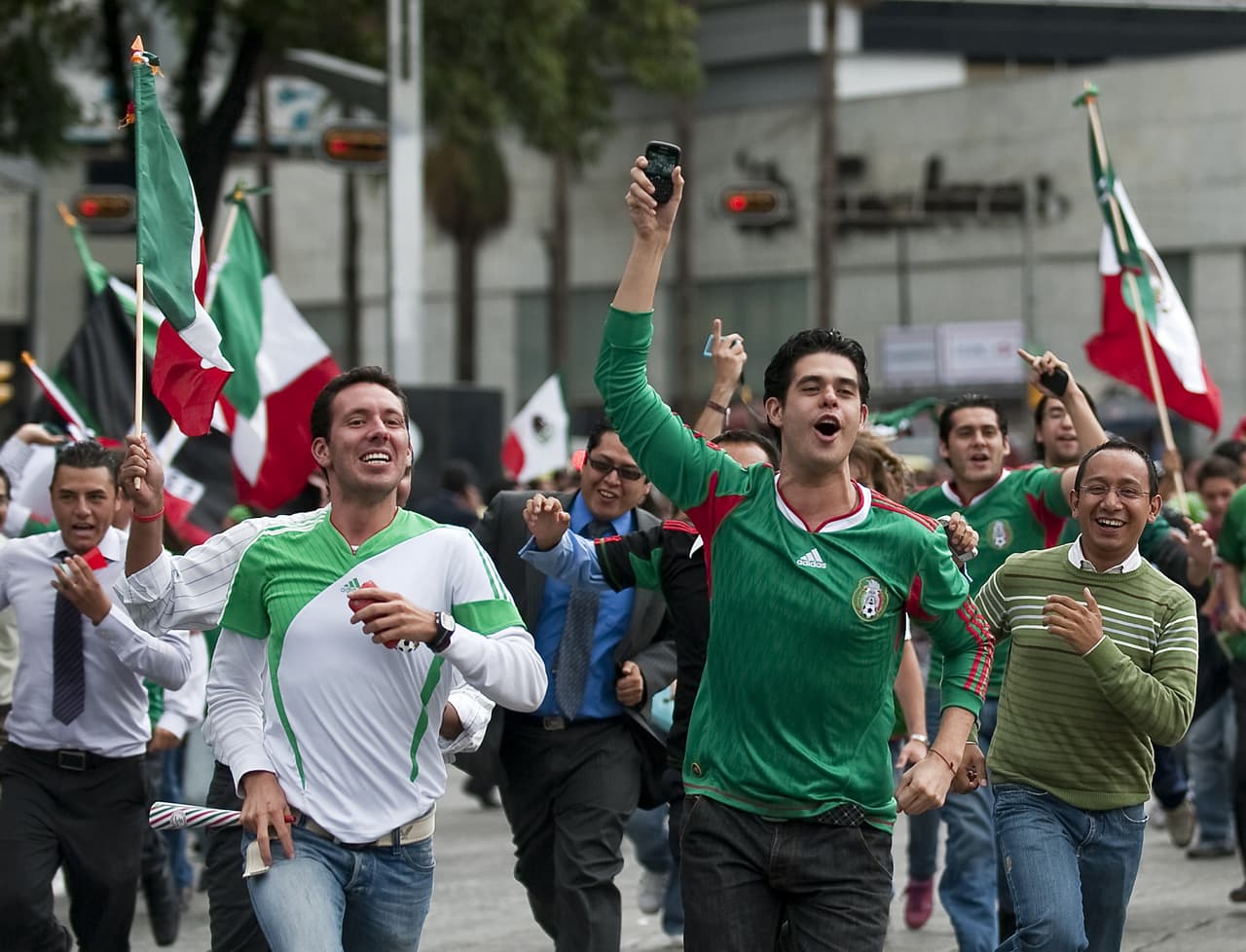 Aficionados, trabajadores de oficinas y vendedores ambulantes se unieron en los festejos del Tri.