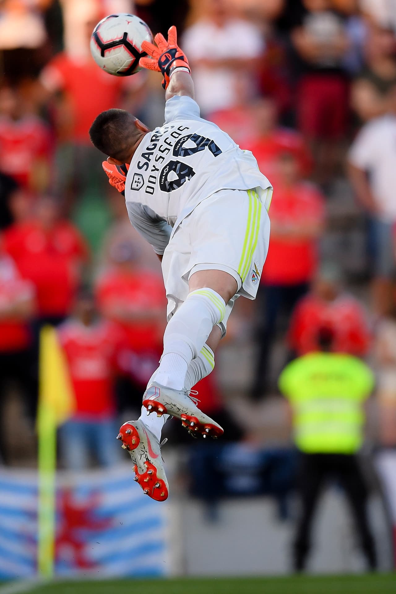 El arquero griego Odysseas Vlachodimos fue clave en el partido para Benfica.
