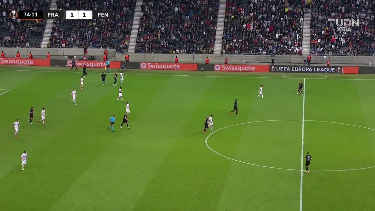 ¡TIRO ATAJADO! disparo por Filip Kostic.