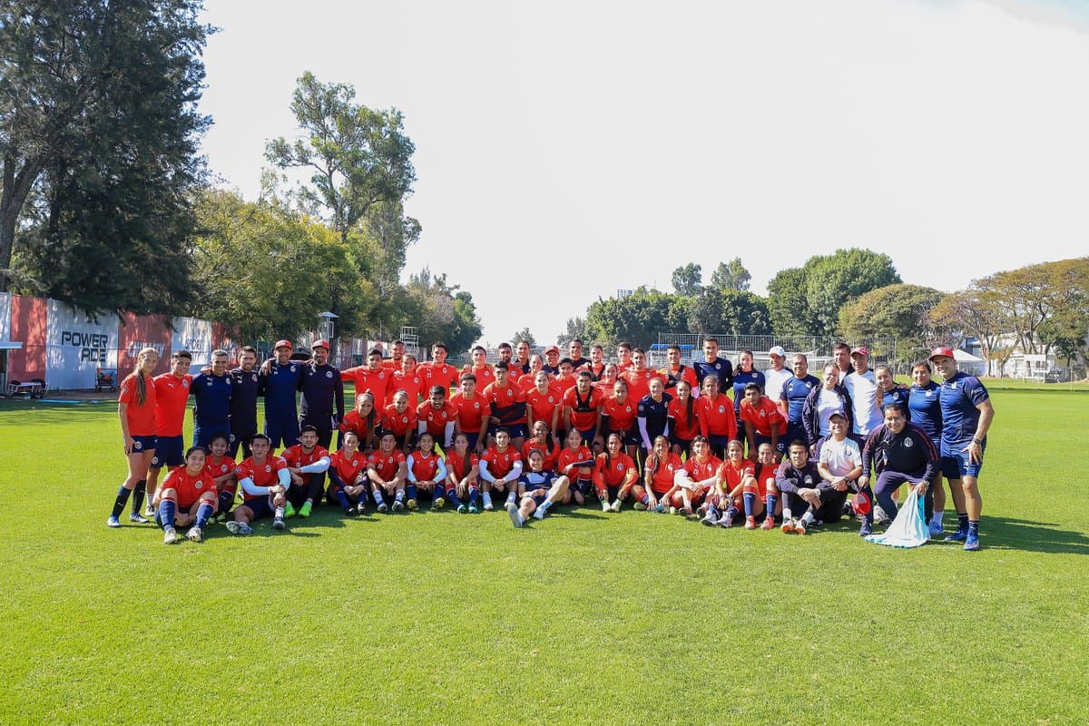 La foto para la historia de los dos planteles de Chivas en el Día Internacional de la Mujer.