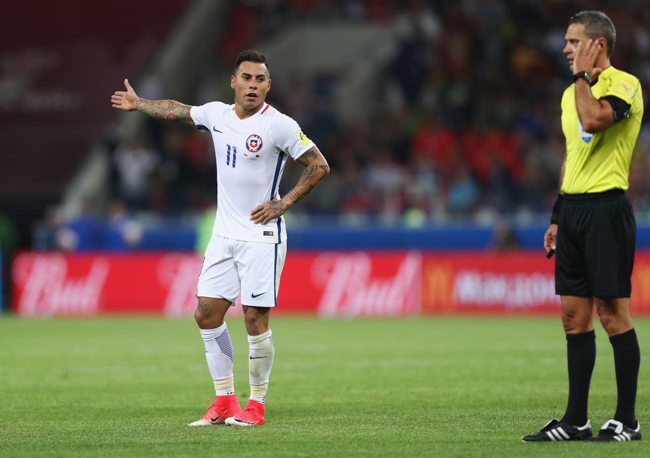A pesar de que ya celebraba el delantero chileno, el juez fue informado gracias al VAR de un fuera de lugar que significó la anulación de la anotación.
