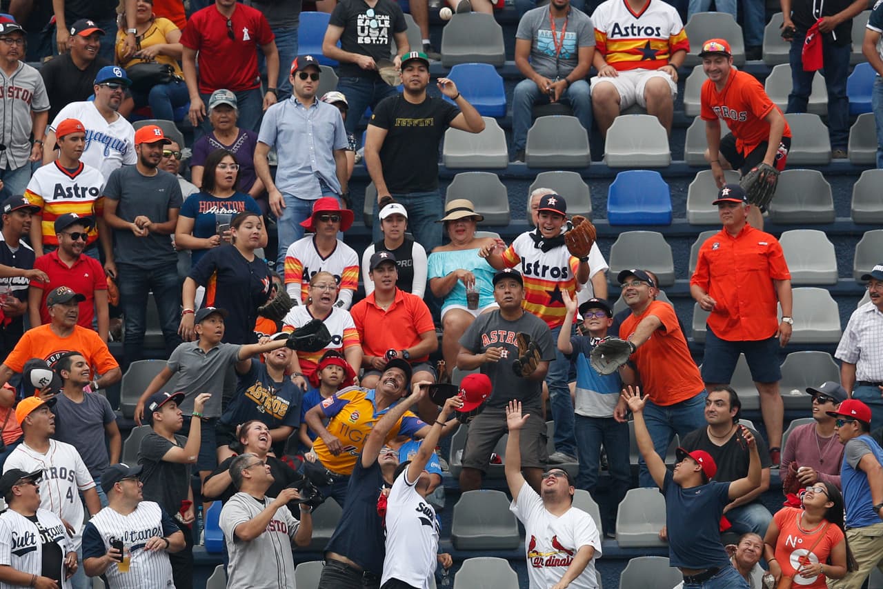 El público en Monterrey disfrutó con este cuadrangular de Jonathan Lucroy para los Angels en el segundo inning.