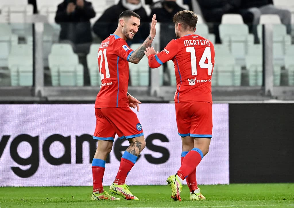 Napoli y Juventus empatan durante la Jornada 20 de la Serie A. Dries Mertens le daba la victoria a los de Spalleti a los 23' minutos, pero Federico Chiesa emparejó el encuentro al minuto 54'. El mexicano Hirving Lozano se perdió el encuentro tras dar positivo a COVID-19.