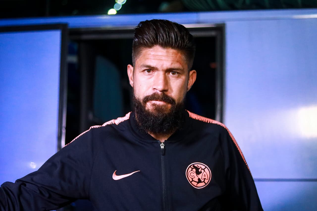 Otro que bajaba del autobús era el capitán del equipo americanista, Oribe Peralta, un viejo conocido de este recinto.