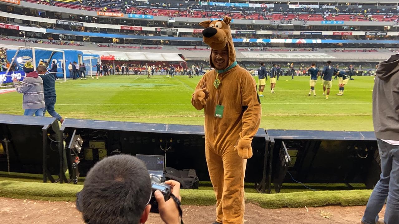Scooby presente en la cancha del Estadio Azteca para alentar a sus Monarcas Morelia.