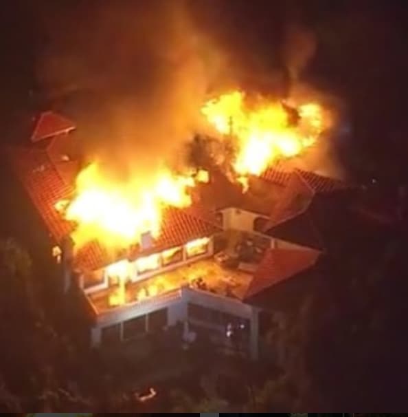 "Triste porque perdimos nuestro hogar pero agradecidos de que mi familia está a salvo. Afortunadamente, evacuamos rápidamente nuestra casa después de que un patrullero condujo por la calle anunciando evacuaciones obligatorias. Estoy agradecida por mis encantadores vecinos y amigos que me mantuvieron informado y por su ayuda. Un agradecimiento especial a Fire Chief Rash y su valiente equipo de bomberos", escribió la actriz en Instagram.