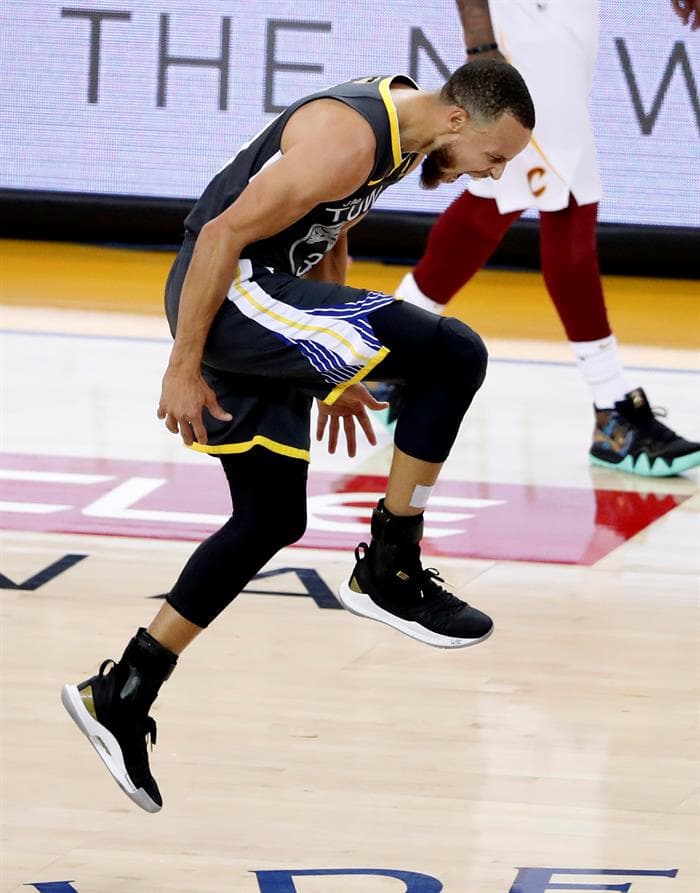 Esta es la escena que mejor resume lo que fue el juego para Golden State, pues todo le salió al equipo de Steve Kerr. Curry bailó, festejó y brilló intensamente para Warriors. Acarician otro cetro.