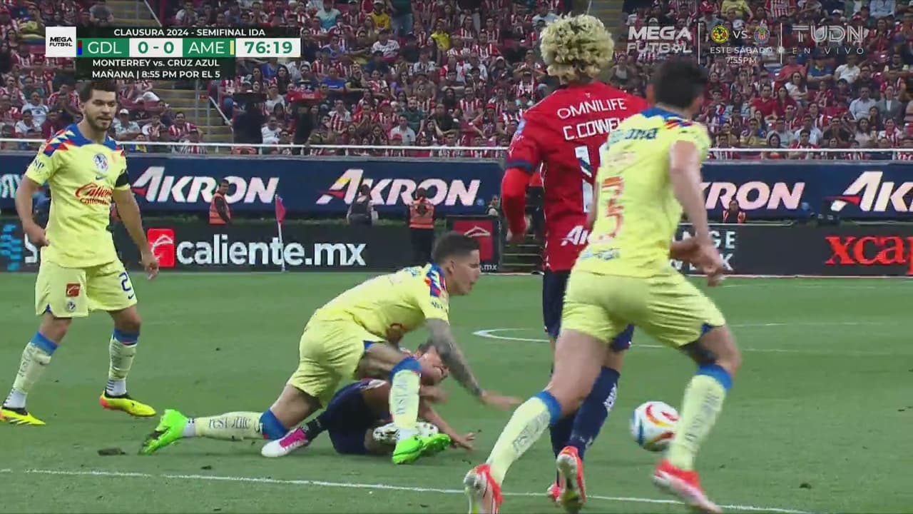 ¡Era naranja! Dura entrada del 'Oso' González sobre Brian Rodríguez