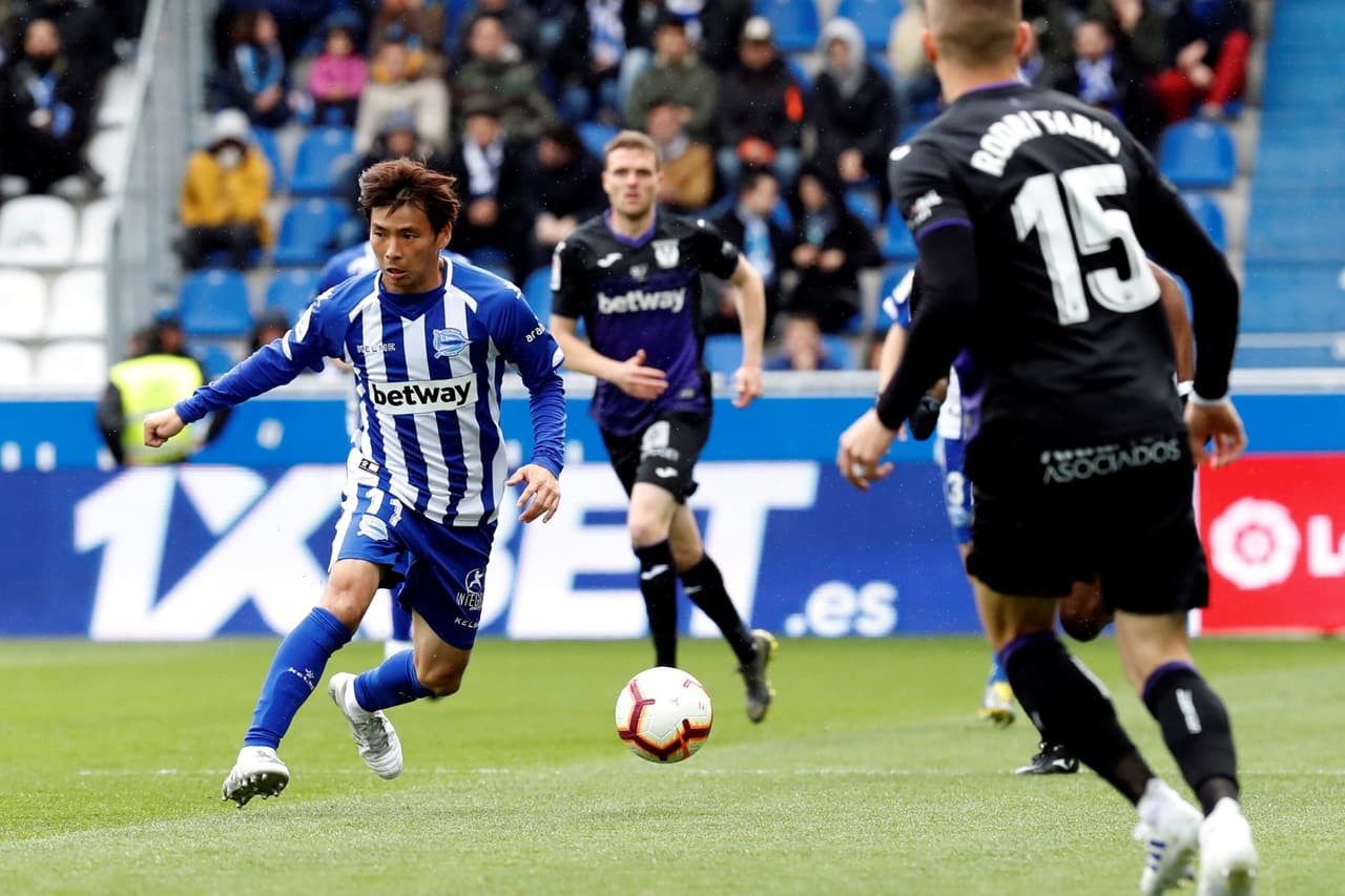 El Deportivo Alavés dominó el partido en gran parte, sin embargo solo pudo anotar un gol a pesar de los intentos del japonés Takahashi Inui (izquierda).