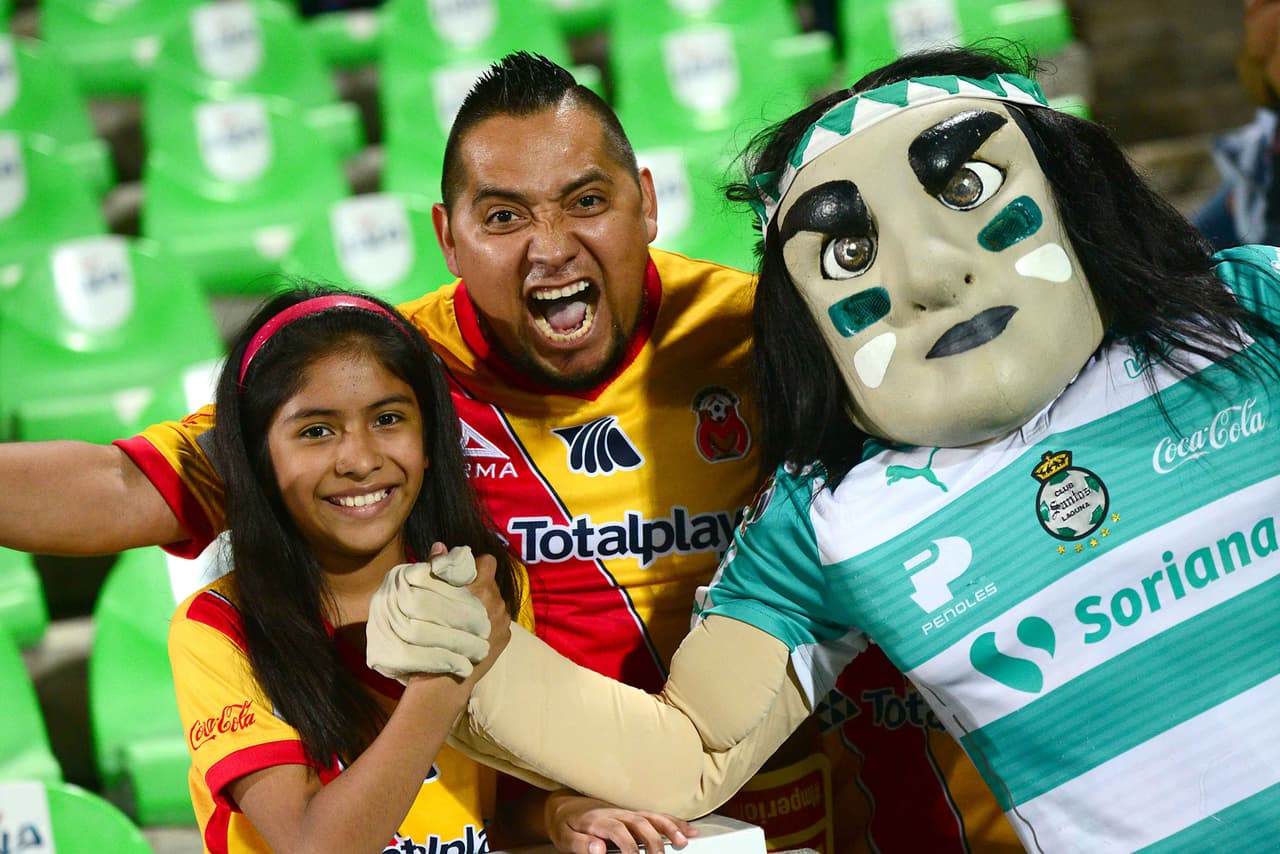 El colorido de la afición en la Jornada 16