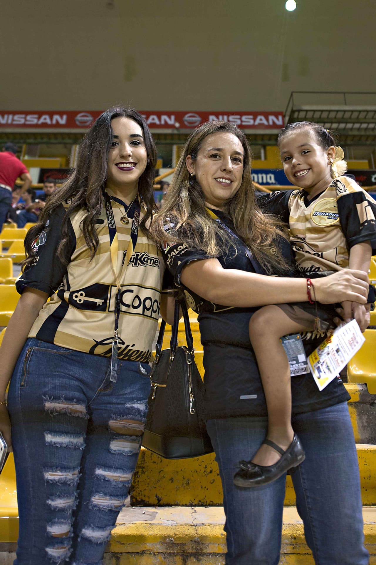 El colorido de la afición en la Jornada 16