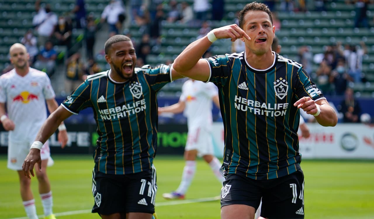 Las primeras semanas de la temporada 2021 fueron de récord absoluto, con una demoledora prestación de 'Chicharito'.
<br>