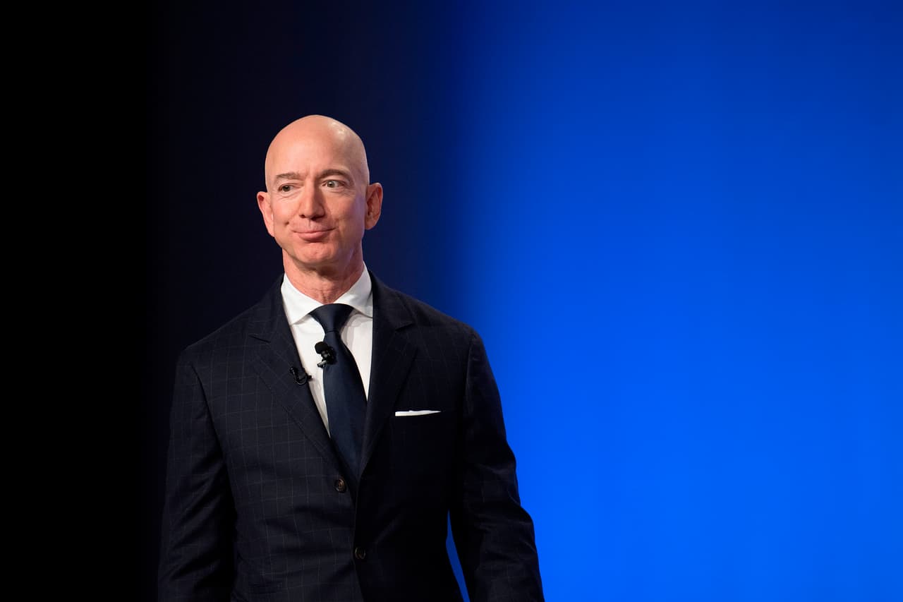 <h3 class="cms-H3-H3">1.-Jeff Bezos</h3>
<br>
<b>(179 mil millones de dólares)</b>
<br>
<br>El empresario, de 56 años, fundó 
<a href="https://www.univision.com/temas/amazon">Amazon</a> en 1994 en el garage de su casa en Seattle. En la actualidad es el CEO de la empresa y tiene una participación del 11.1%. A pesar de la pandemia, entre marzo y abril la compañía contrató a 175,000 nuevos empleados.
<a href="https://www.univision.com/noticias/edicion-digital/jeff-bezos-podria-convertirse-en-el-primer-trillonario-de-la-historia-video"><b> Se estima que alcanzará el estatus de trillonario en 2026.</b></a>