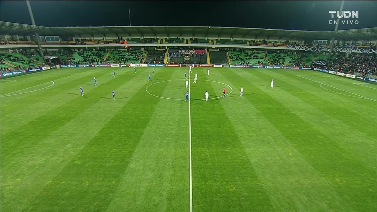 Arranca el partido y la pelota está en juego.