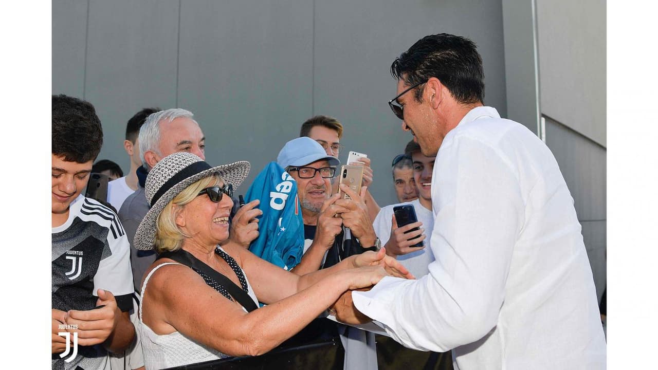 El sueño de miles de aficionados de la Juventus, y quizás del propio Gianluigi Buffon, se hizo realidad. El histórico portero regresó al club de Turín y este jueves causó euforia entre quienes lo acompañaron en esta jornada.