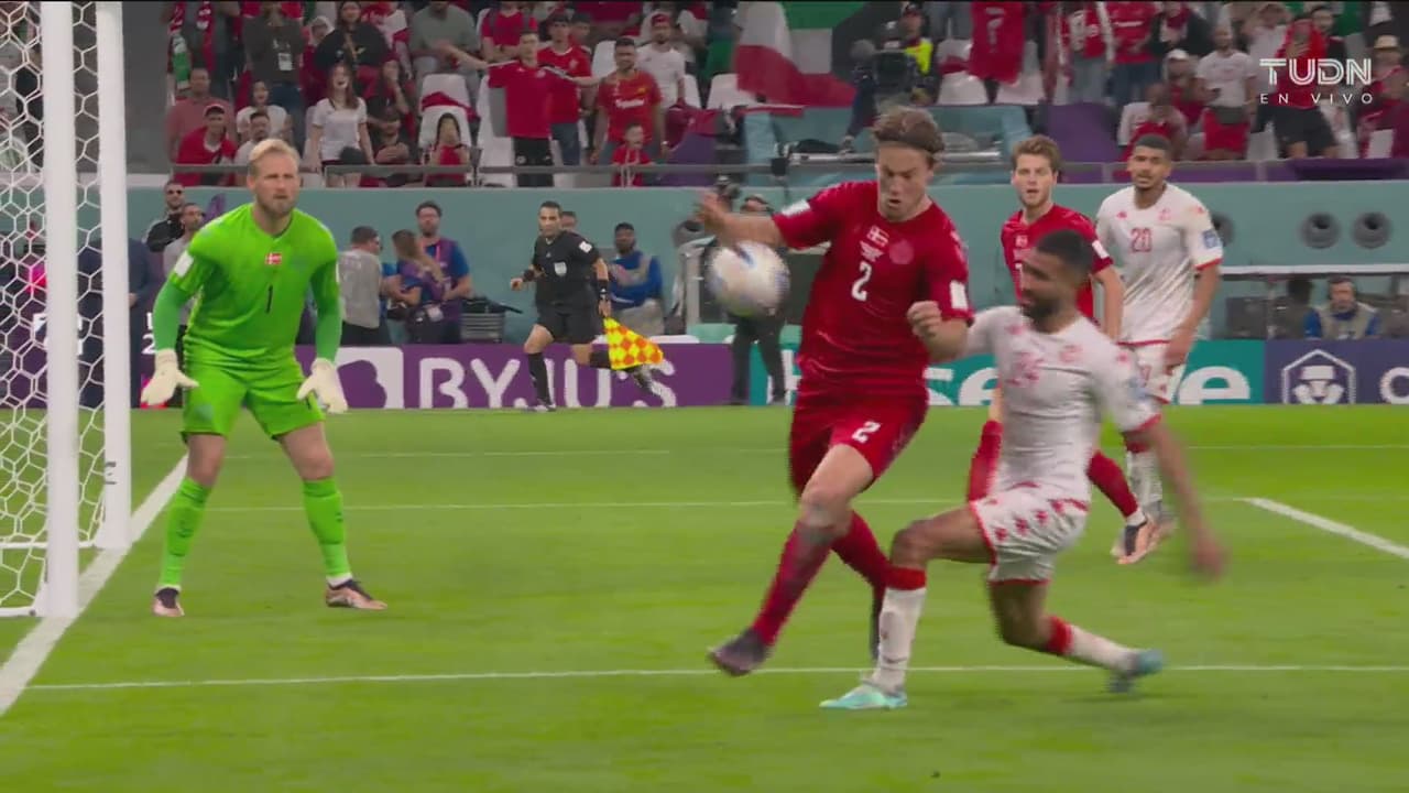 ¡No hubo penalti! El árbitro mexicano no pita la mano de Andersen