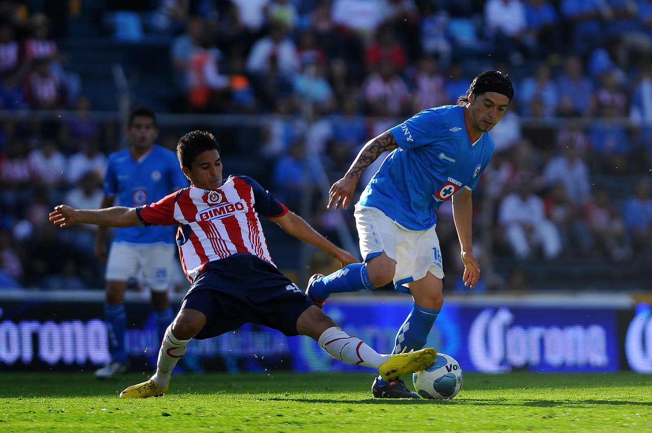 Su debut con Chivas se dio en el Apertura 2009, en la delantera de una escuadra con grandes promesas como Omar Arellano Riverón y Javier Hernández Balcázar.