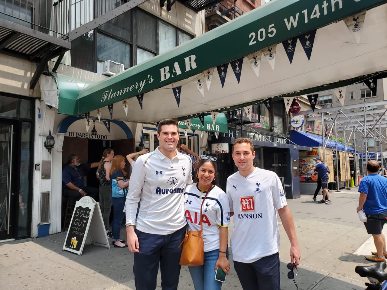 Los fanáticos del Tottenham Hotspur se reunen en Flannery's, el bar oficial de la Peña del club en New York, para disfrutar la Final de la UEFA Champions League.
