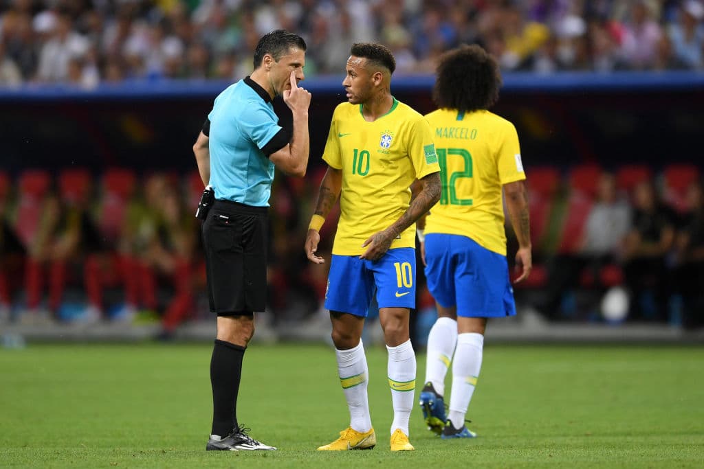 El árbitro serbio Milorad Mazic le llamó la atención y le advirtió que estaba muy pendiente de sus simulaciones.