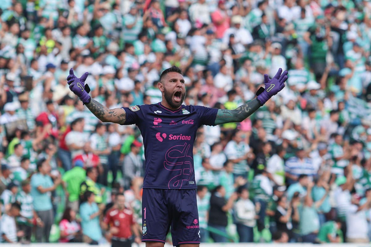 El arquero Jonathan Orozco celebra el triunfo de Santos que suma seis puntos en el Apertura 2018.