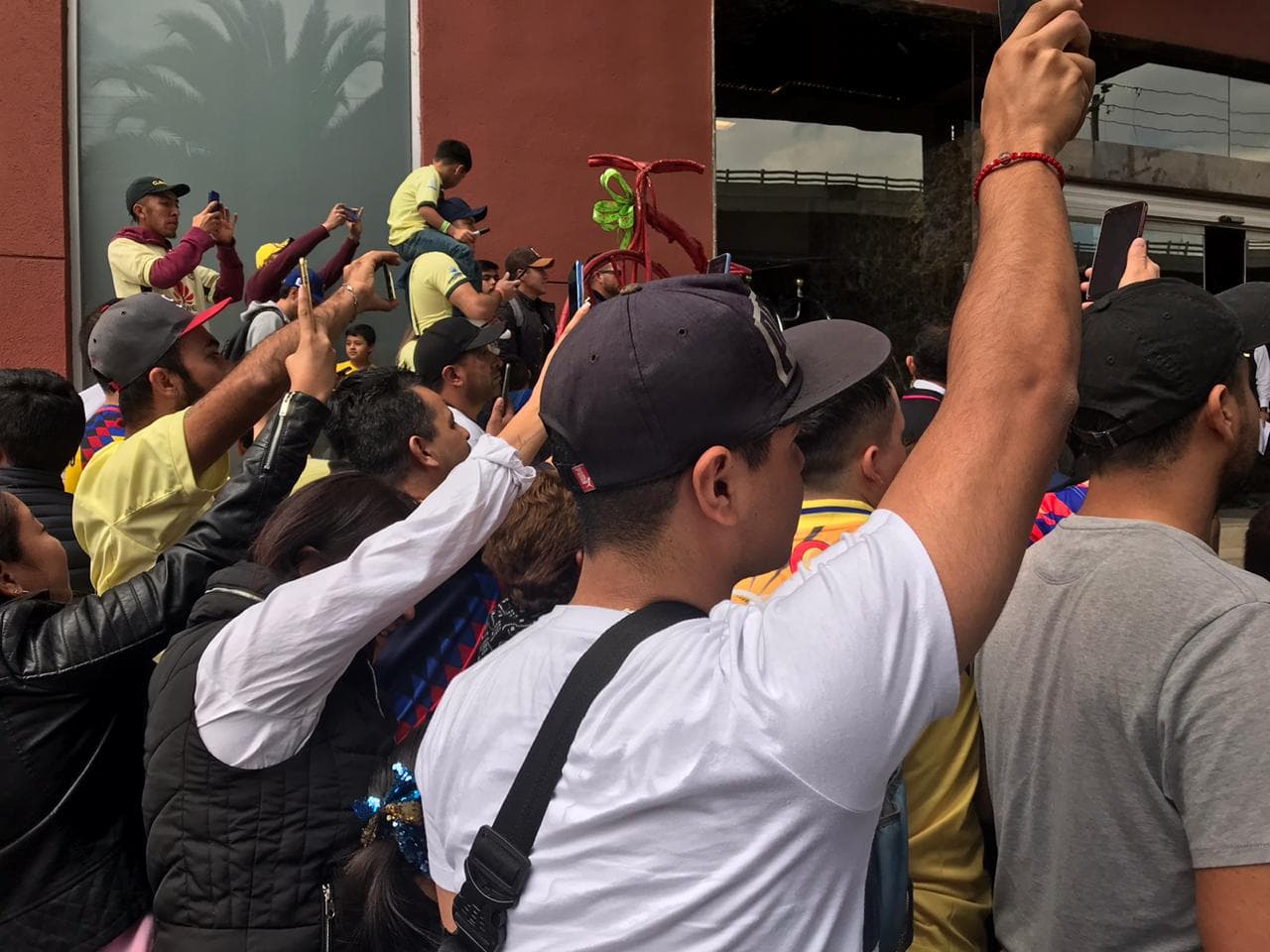 Decenas de americanistas se congregaron en el hotel para alentar al equipo previo a la final del futbol mexicano.