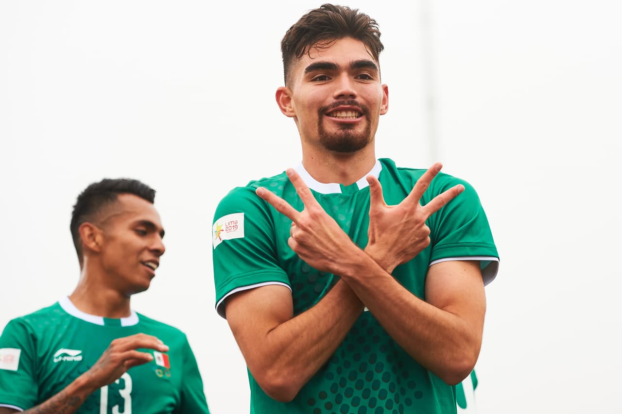 Luego de un centro con efecto por el lado derecho, el futbolista mexicano remató con la cabeza, entre el tráfico, y un racimo de jugadores en el área, para marcar el 1-0 en favor de México